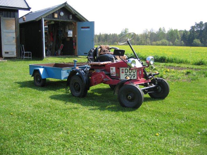Kopia av Traktor 1445.JPG - Kul att jag får åka på vägen och att den är registrerad.